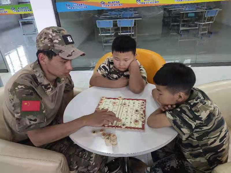 儿子缠着我下棋,我深感头大