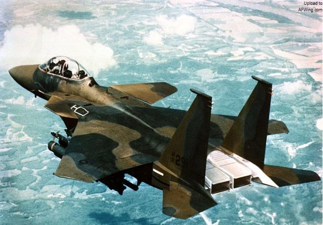 nasa战机护航下的神秘战机亮相 (未来5年nasa战斗机)