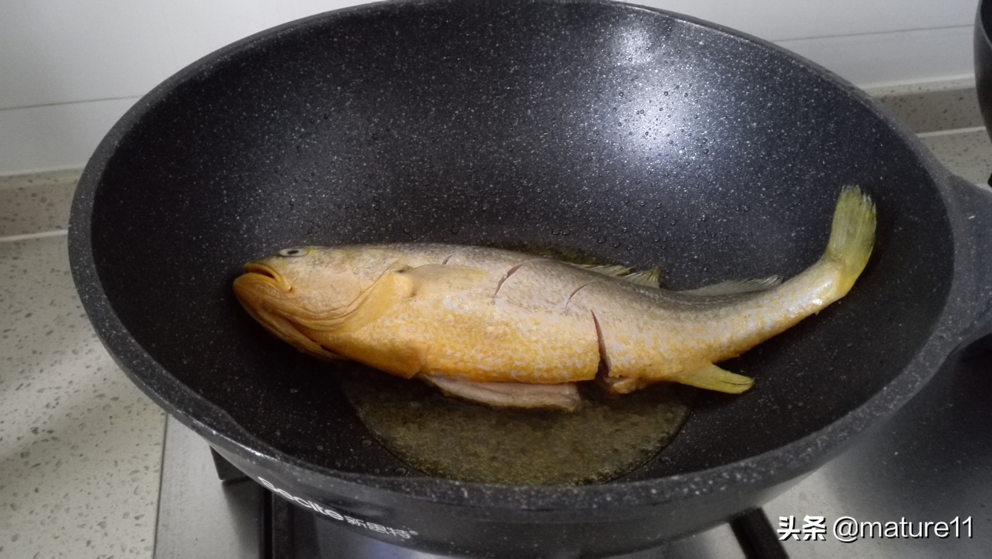 几招儿教你做鱼不粘锅不破皮、不散，鱼肉嫩又入味的方法，别错过