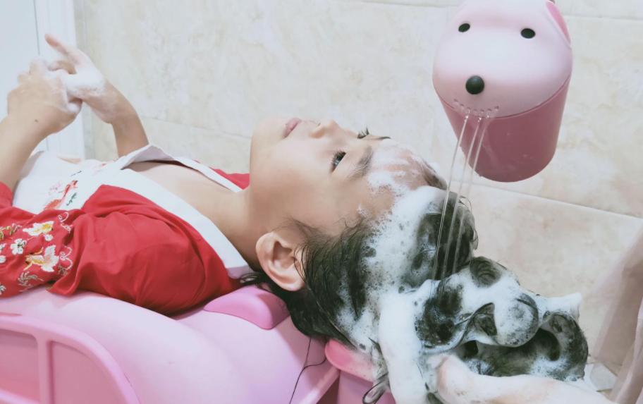 女孩上学被传染虱子怎么办,小女孩被传染上了虱子怎么办