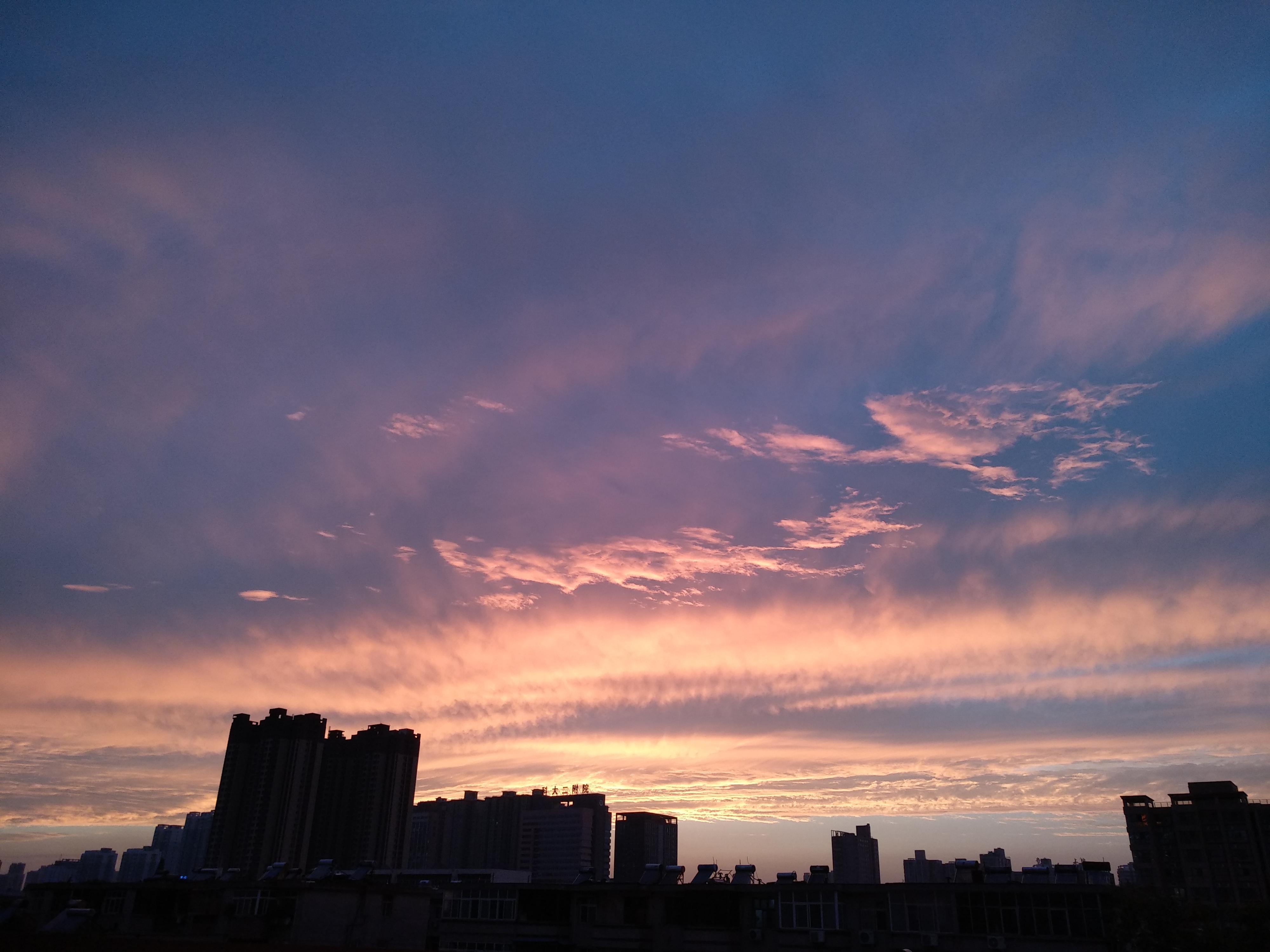 下了一天一夜的小雨,下了一天小雨傍晚居然出现了晚霞