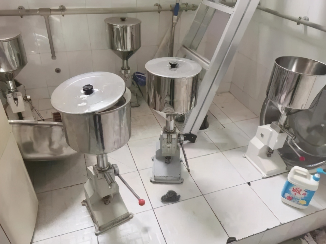 吐了！这些售价上千元的网红面霜，原料低至2元，产自厕所，或致皮肤癌…