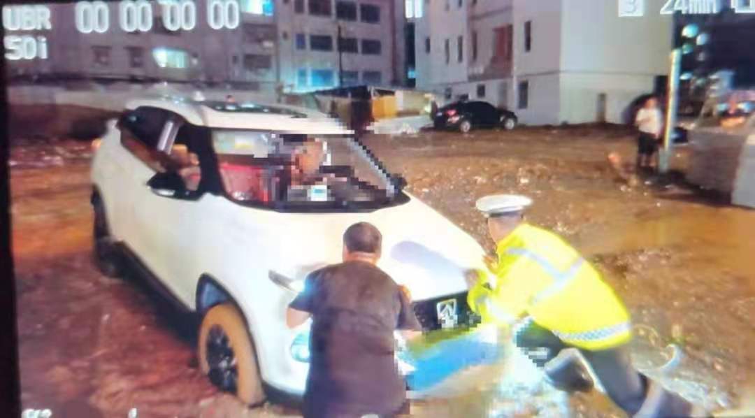 【我为群众办实事】江西景德镇：暴雨天“逆流”而上的瓷都公安