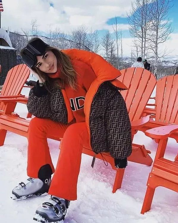 都穿什么牌子滑雪服,哪个牌子的滑雪服最好看