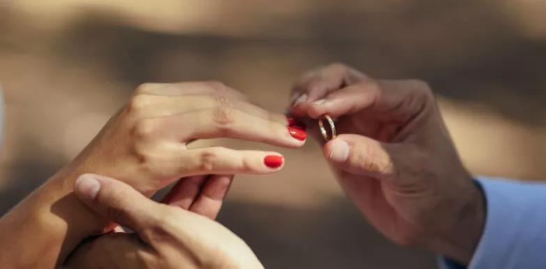 美国男子水下求婚女友,外国男子向二婚女友求婚