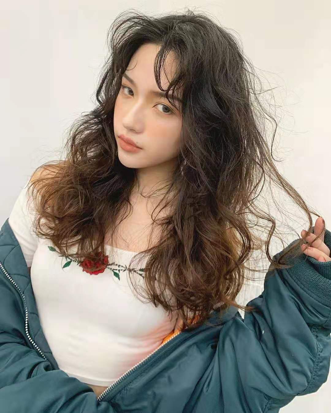 圆脸适合的短发发型烫发免打理,45岁减龄烫发发型免打理