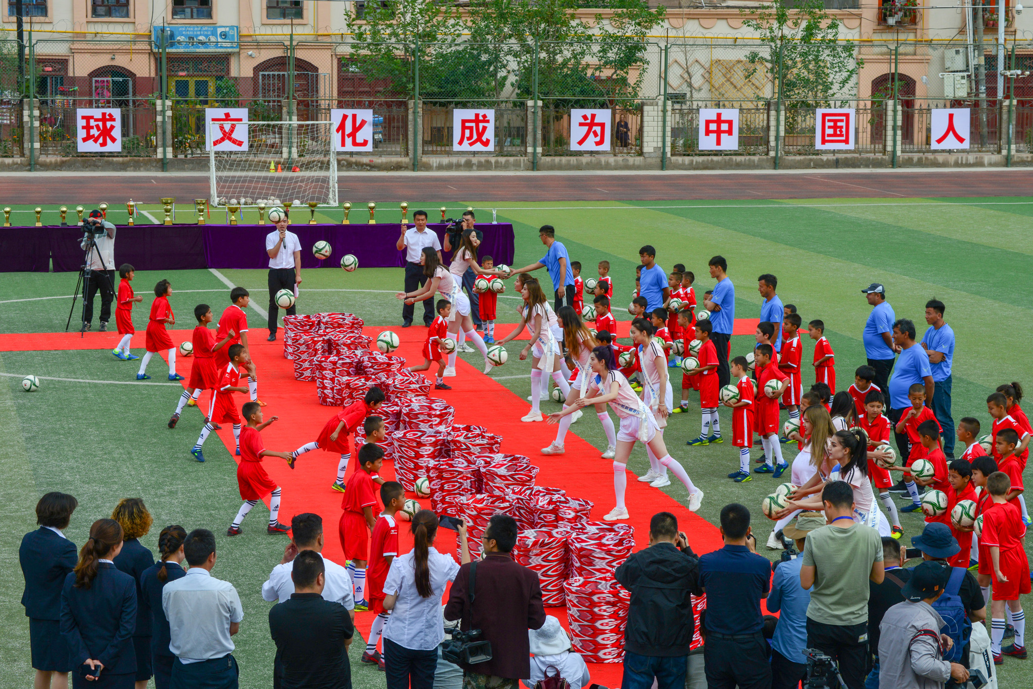 梦想书包公益行——国际小姐与夏马勒巴格镇中心小学足球小将互动
