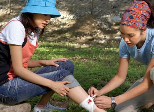 被红火蚁咬伤怎么治疗,男子被红火蚁咬伤民警紧急送医