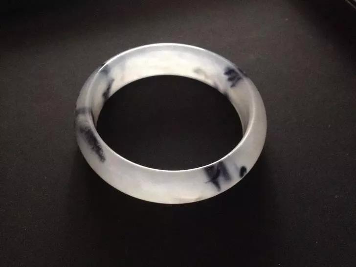 什么玉镯好养又养人,适合女生戴养人的玉镯