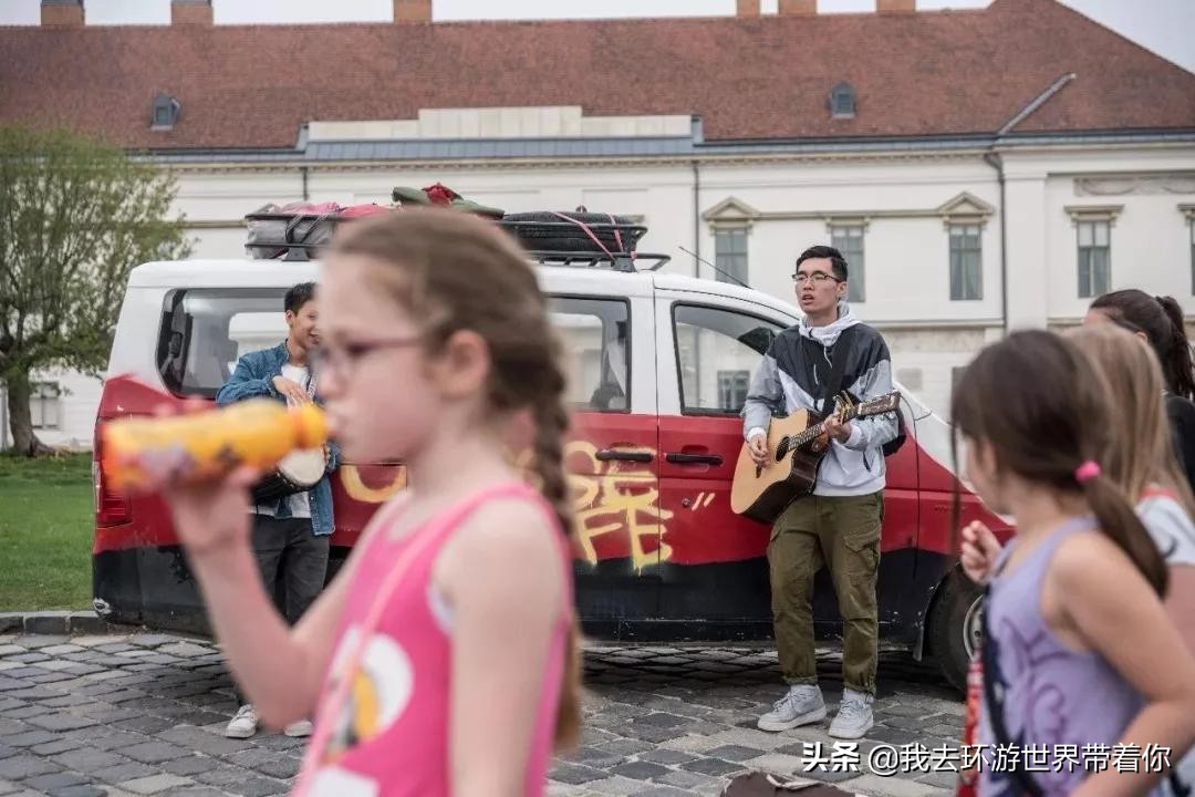 三个人一辆面包车环游世界,3个小伙开面包车