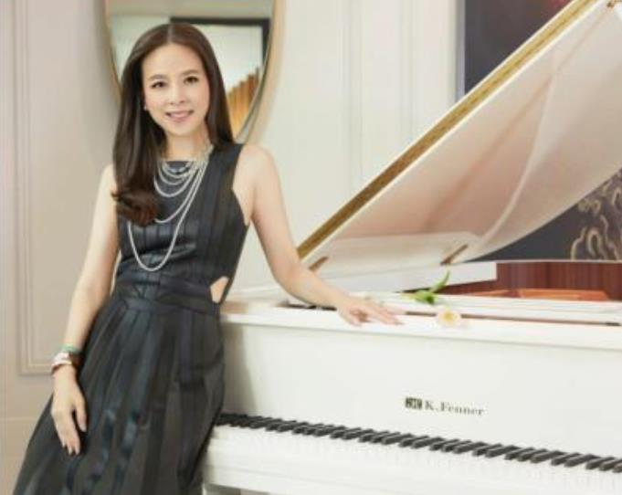 泰国女首富伍伦盼足球,泰国女足总经理伍伦盼写真