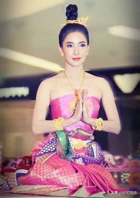 东南亚很多国家民族服装都很接近,而为何“泰服”如此深入人心