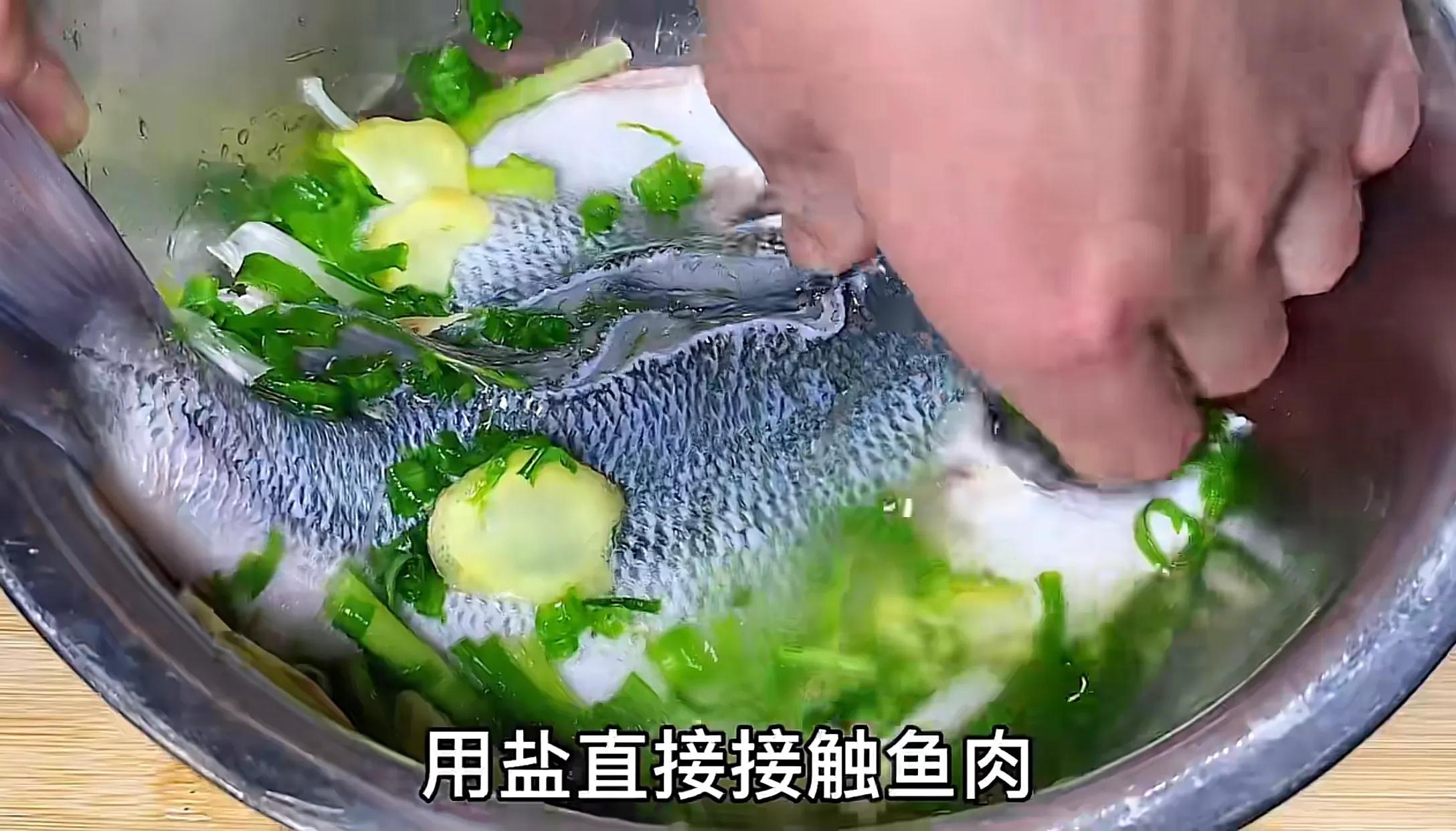 做清蒸鱼时万万不可放盐和料酒,清蒸鱼最忌放盐和料酒