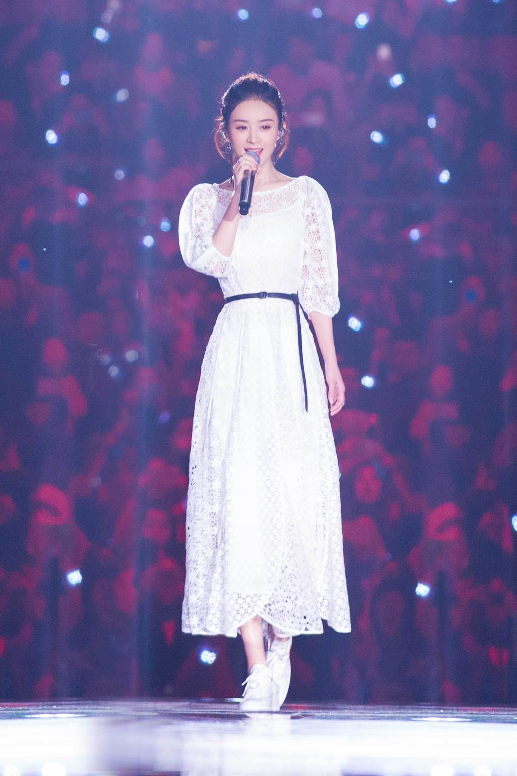 同样是穿“纸尿裤”，周冬雨加上王丽坤竟都不如赵丽颖时尚