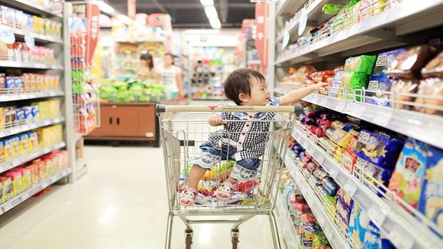 小孩超市偷东西被骂,小孩超市偷窃被发现妈妈包庇后续