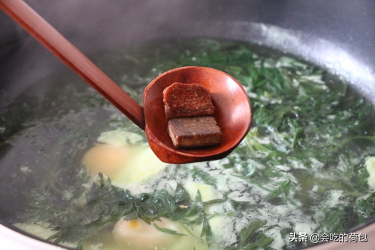 80岁奶奶教我用艾叶煮鸡蛋作用,鸡蛋和艾叶煮水喝有什么功效