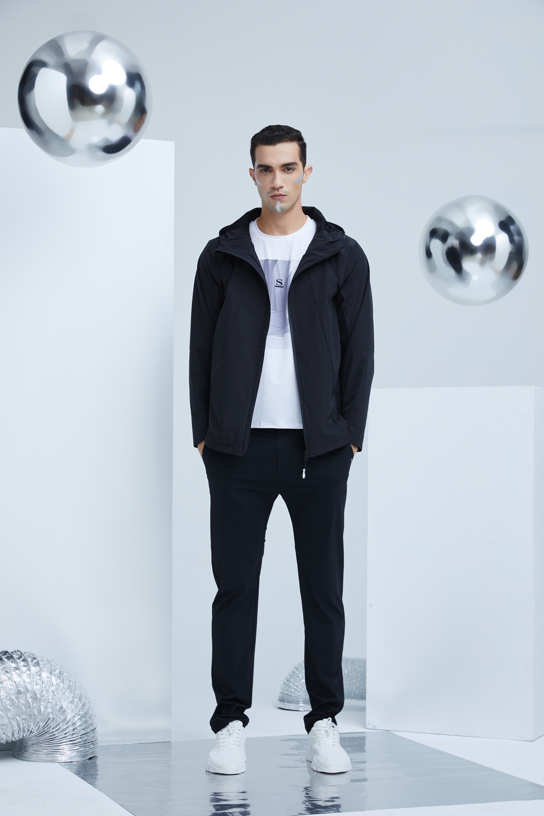 中科院联合素湃造了件“透气雨衣”！防水、防污，脏东西一冲就净