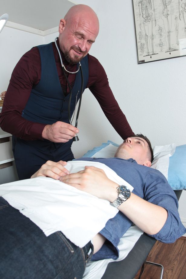 花2500块做催眠，骗自己已缩胃，200多斤英国小伙成功减掉120斤