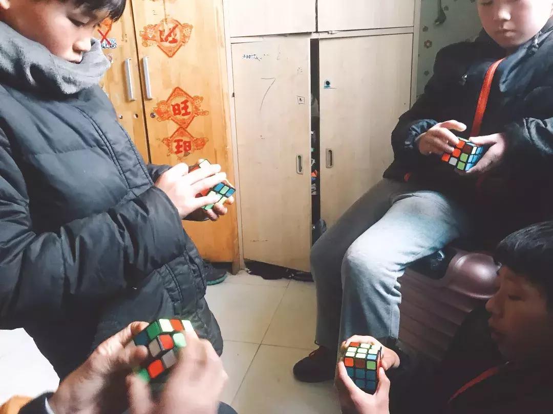 给孩子的第一节动画魔方课,小朋友学的魔方课