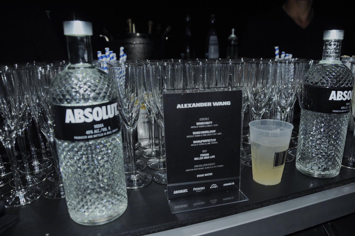 华裔爆款设计师疑似下药性侵多名男性，摸*体下**捏胸是日常操作？