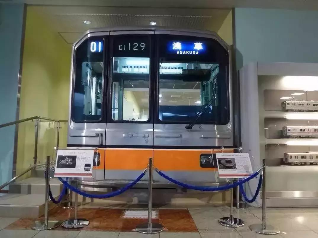 退役地铁被做成自动售货机，在日本就连地铁也要“老年再就业”