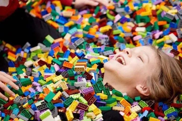 乐高带给孩子无限乐趣,乐高可以锻炼孩子的思维和耐力