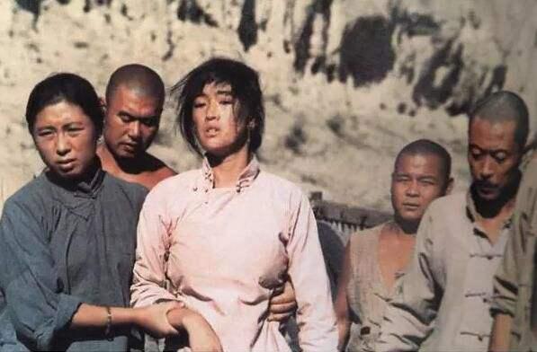 这本书因内容露骨成“*书禁**”，盗版书狂卖2000万册，获得文学大奖