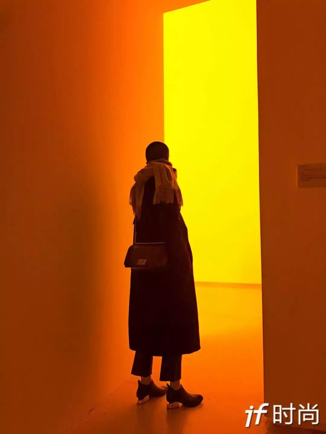 适合羽绒服显脸小围巾的系法,怎么给女生系围巾不会显脸小