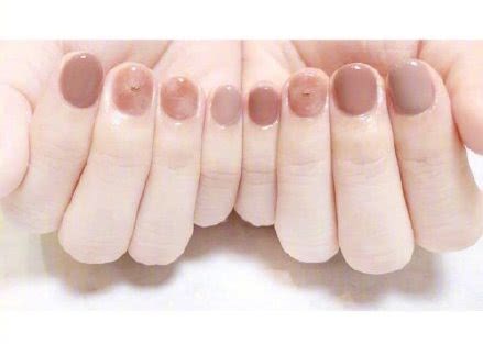 今年最流行的美甲颜色款式显白,什么色系显手白单色美甲款式图片