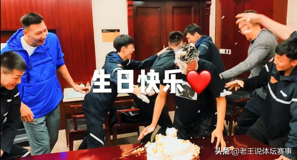 赵睿被易建联砸蛋糕后跑哪里去,赵睿生日砸蛋糕