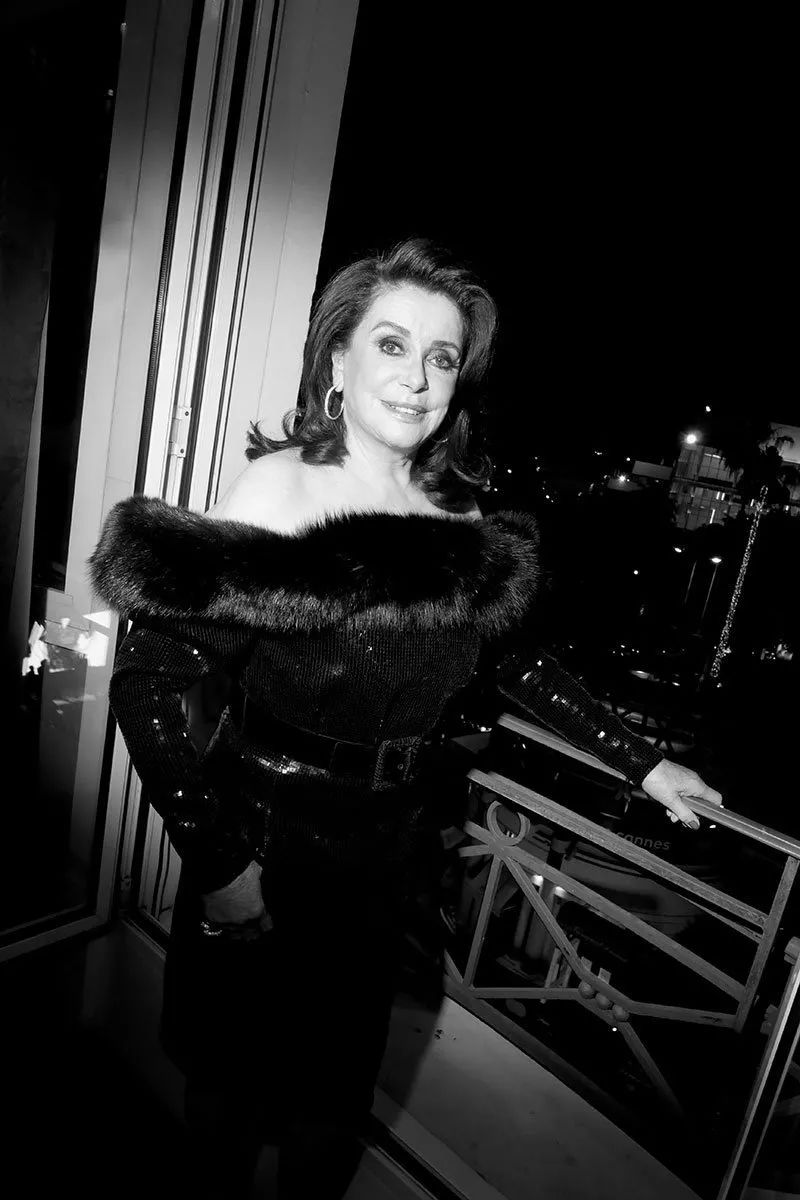 她是那个最会拍女人电影的王家卫的最新的王氏女郎