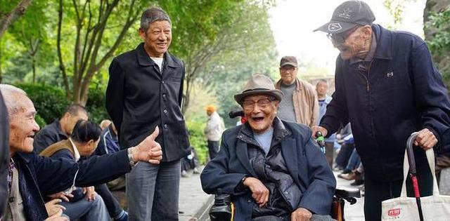 为何老人身上会有一股味?建议:50岁后远离3个习惯,老了或没味