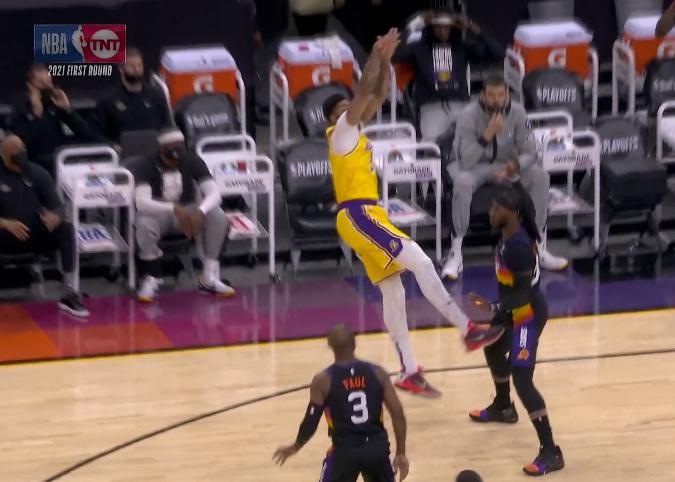 浓眉哥单打克劳德视频,浓眉脚踢克劳德裆部引热议