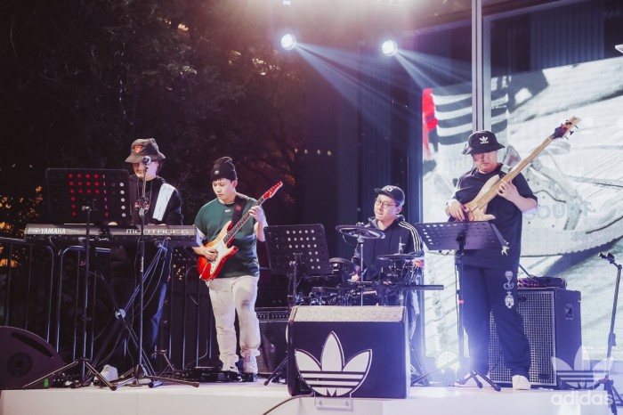 adidasOriginals阿迪达斯三叶草上海中环广场店耀目登场