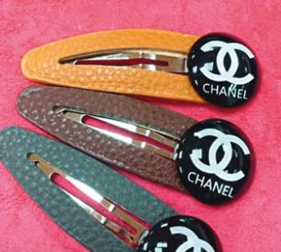 37岁女星卖假货骗钱！制作粗糙贴上logo就敢卖，一个发卡要45元