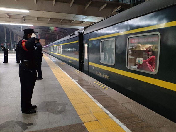 春天的画儿童版一年级下册,童画春天