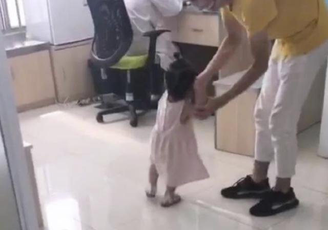 3岁女孩打疫苗大哭妈妈安慰,小萝莉打疫苗大哭