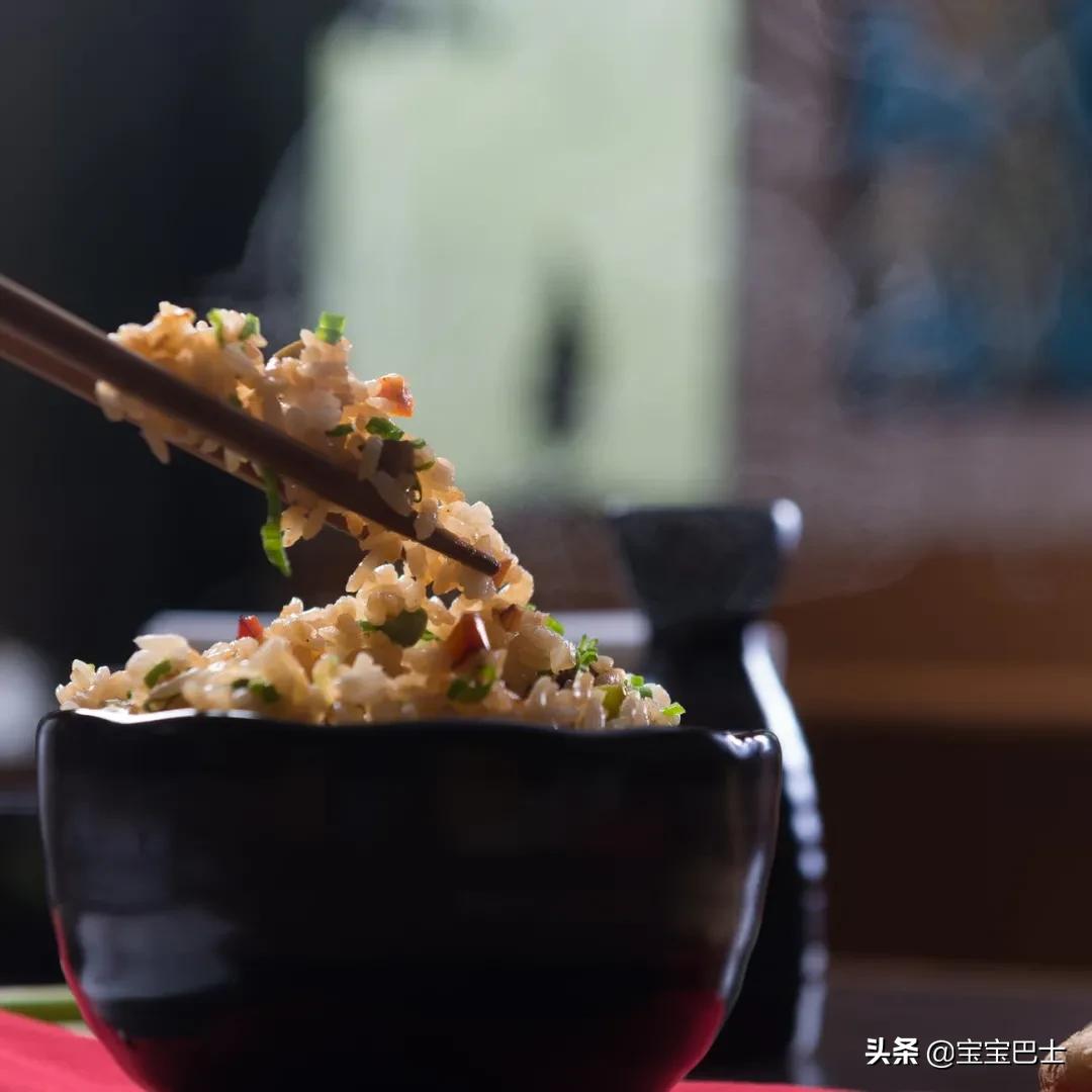 2岁宝宝不会用筷子,2岁宝宝不会拿勺和筷子