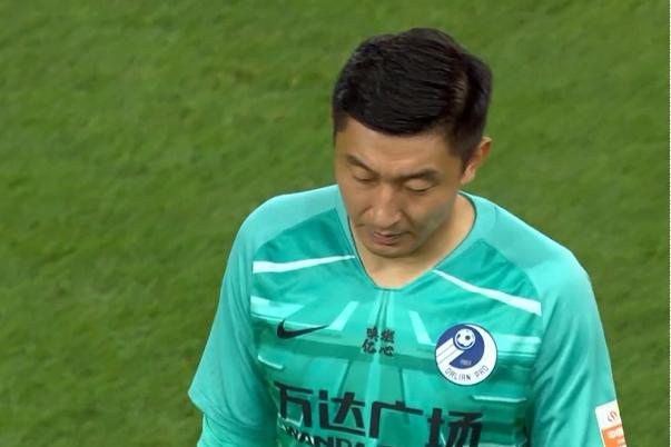 顾超抢走张琳芃头条，张翀黄油手致敬顾超，两裁判狂掏18黄1红