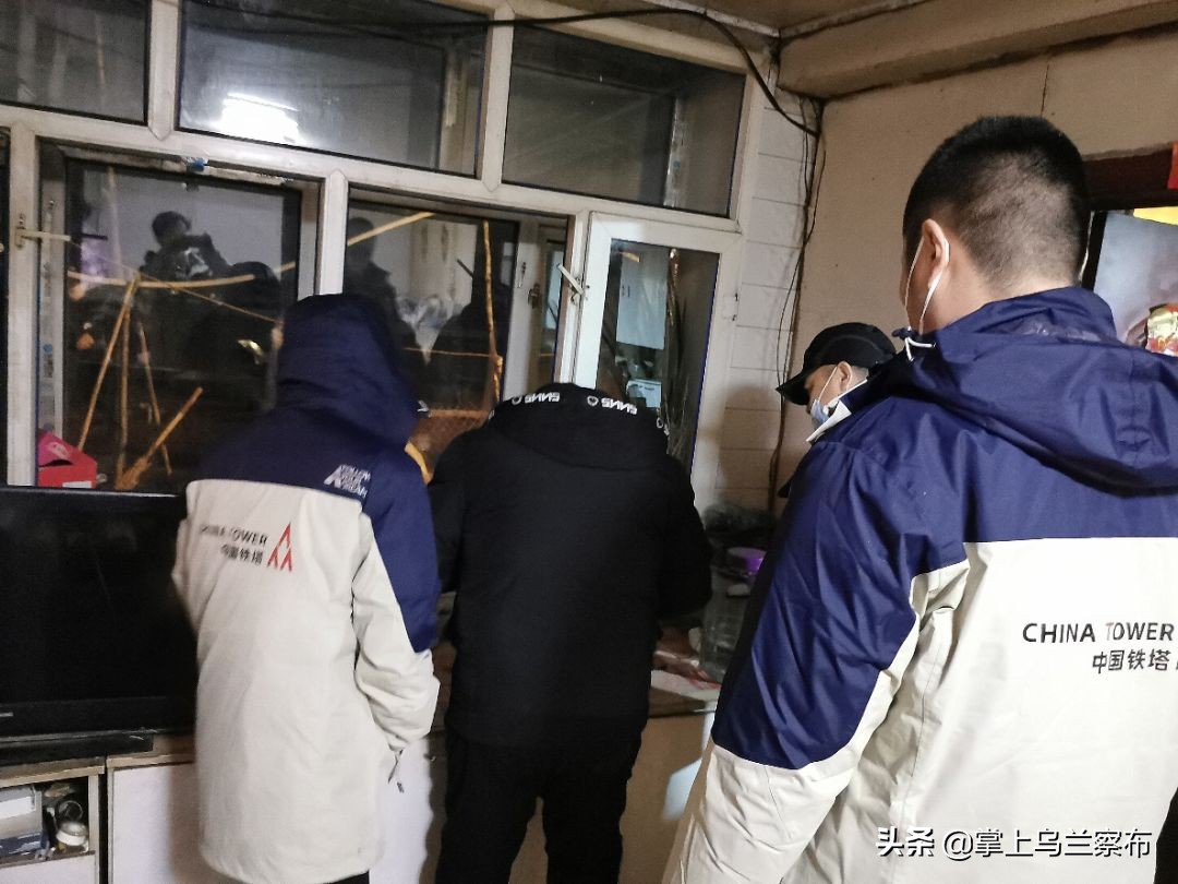 内蒙古通信行业突击小分队雪原急驰10小时帮助学生解决信号问题