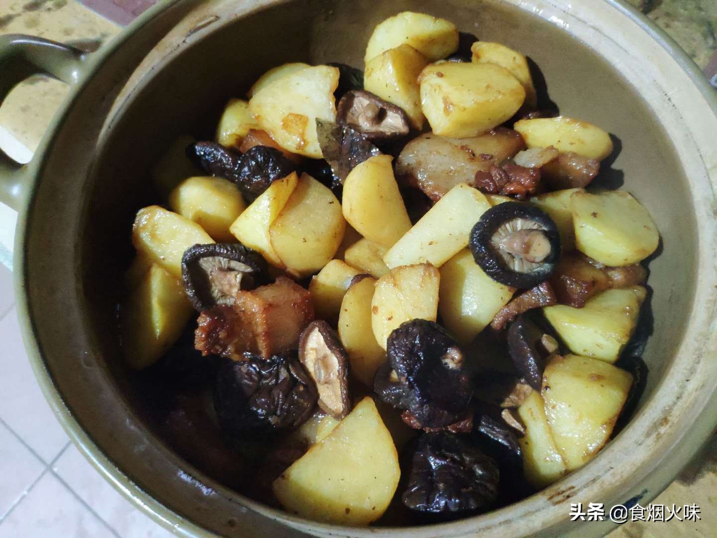 怎样做土豆红萝卜焖红烧肉最好吃,腊肠土豆焖饭电饭锅的做法大全