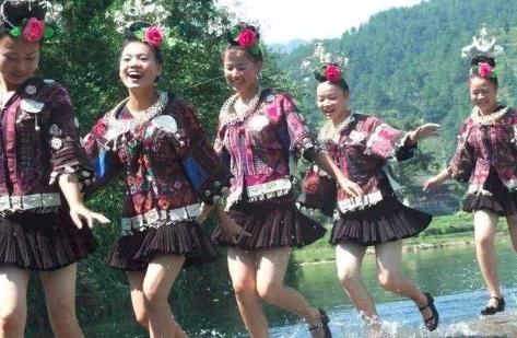 为什么现在女孩子都敢穿超短裙,女士今年流行超短裙