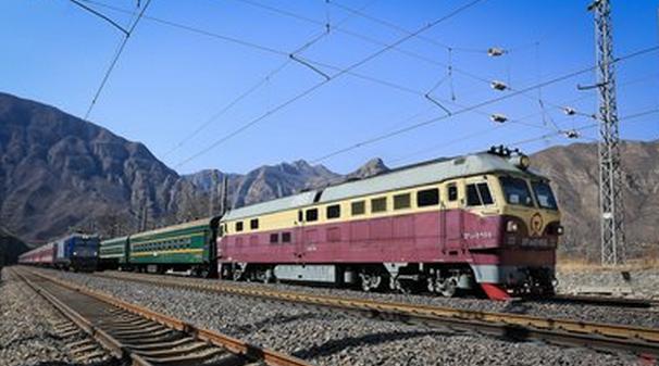 火车遇到铁轨有障碍物怎么办,火车遇到大石头怎么办