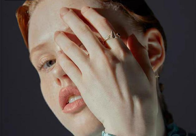 单身女生右手中指戴戒指什么意思,为什么单身女孩右手无名指戴戒指