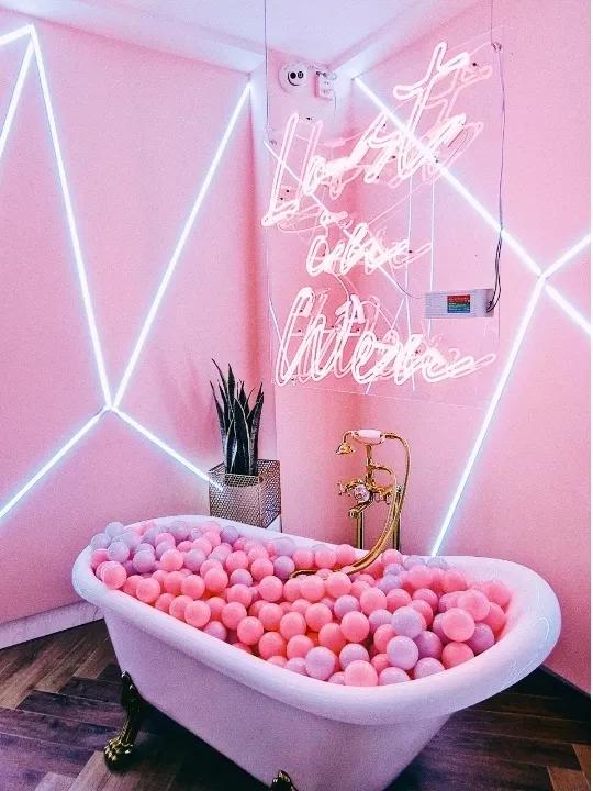 立人设、卖人设,桂林网红甜品店老板娘集资百万后,消失了?