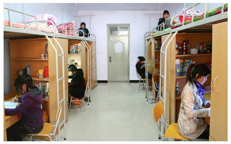 心态有点“崩”！大一才开学，宿舍环境“很差”，怎么办？