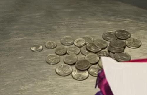 20年穿旧衣，垃圾桶捡食物，纽约女孩省出一套房：有钱，我就不花