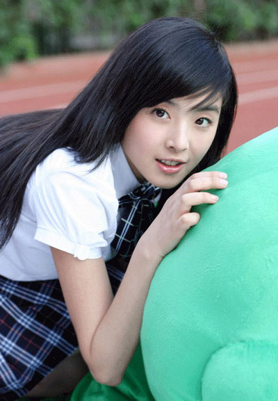 被迫成熟的张含韵，人缘好情商高，却不放大跟干爹刘德华的关系