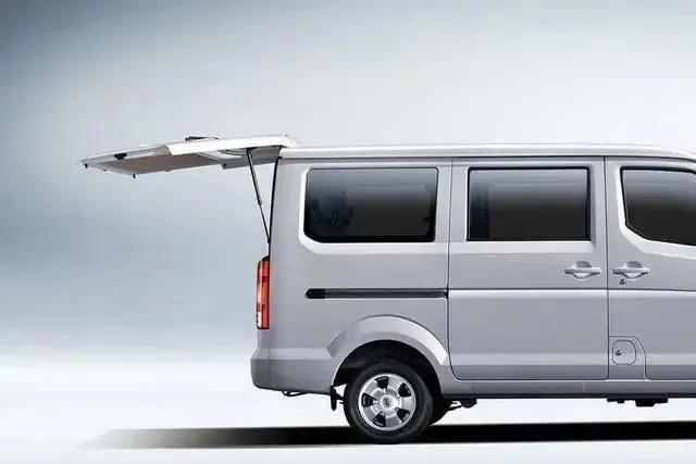 3万元可以买一辆好看、好开的面包车佳宝V771.3L中置后驱发动机