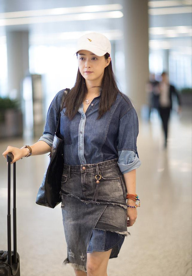 蒋欣穿高腰长裙 (蒋欣穿大宽衣裙气质亮相)